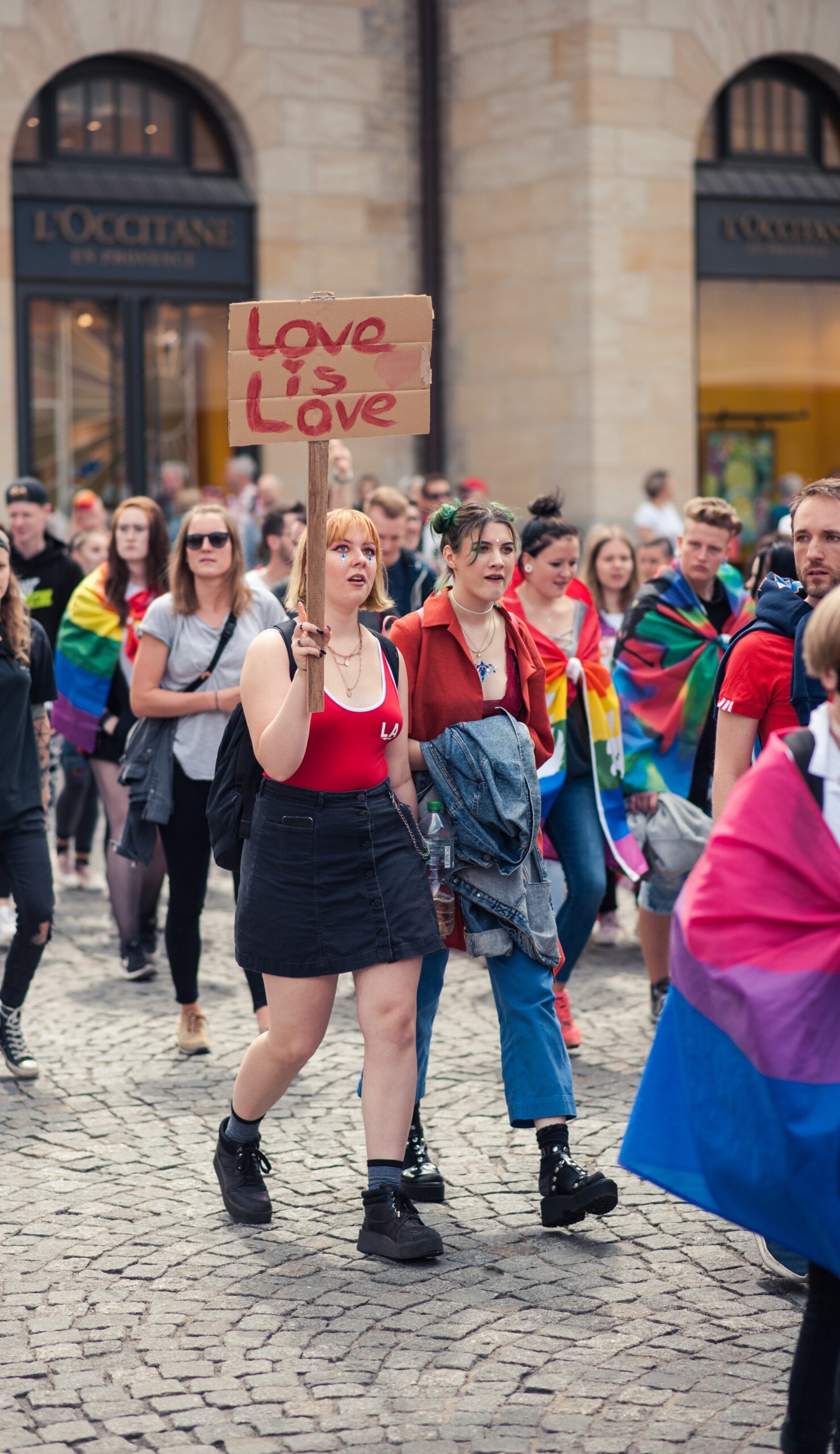 Zwei Personen bei der Demo 2019 mit einem Schild mit der Aufschrift "Love is love"