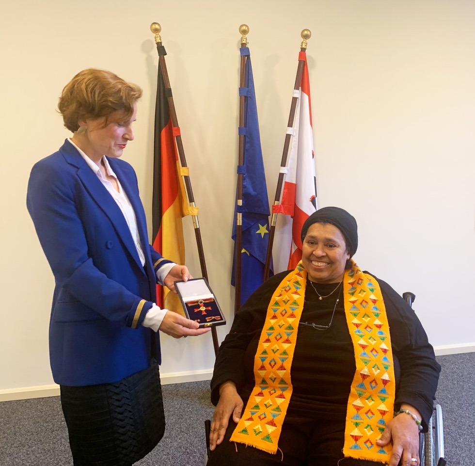 Unsere Botschafterin Katharina Oguntoye erhält den Verdienstorden