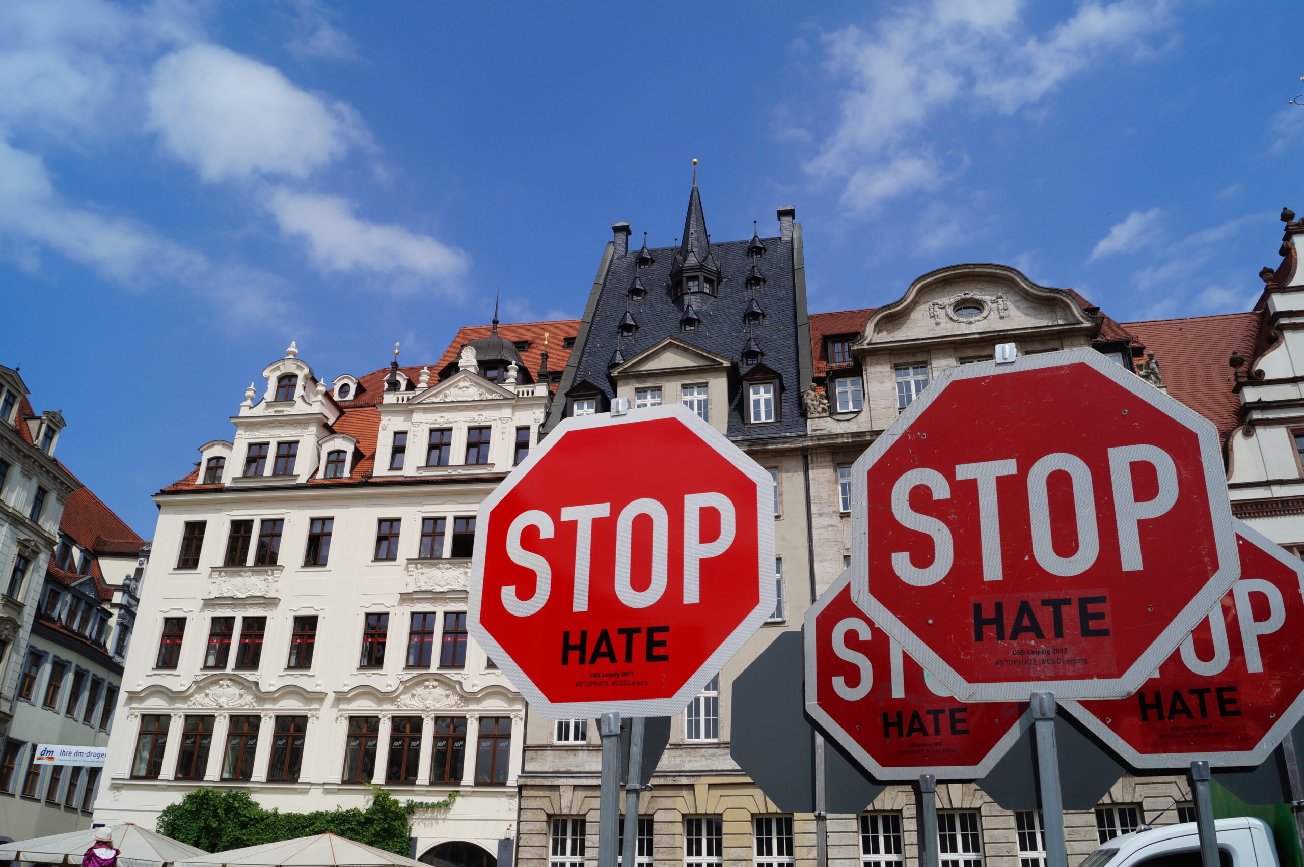 Schilderaktion "Stop Hate" zum CSD Leipzig 2017