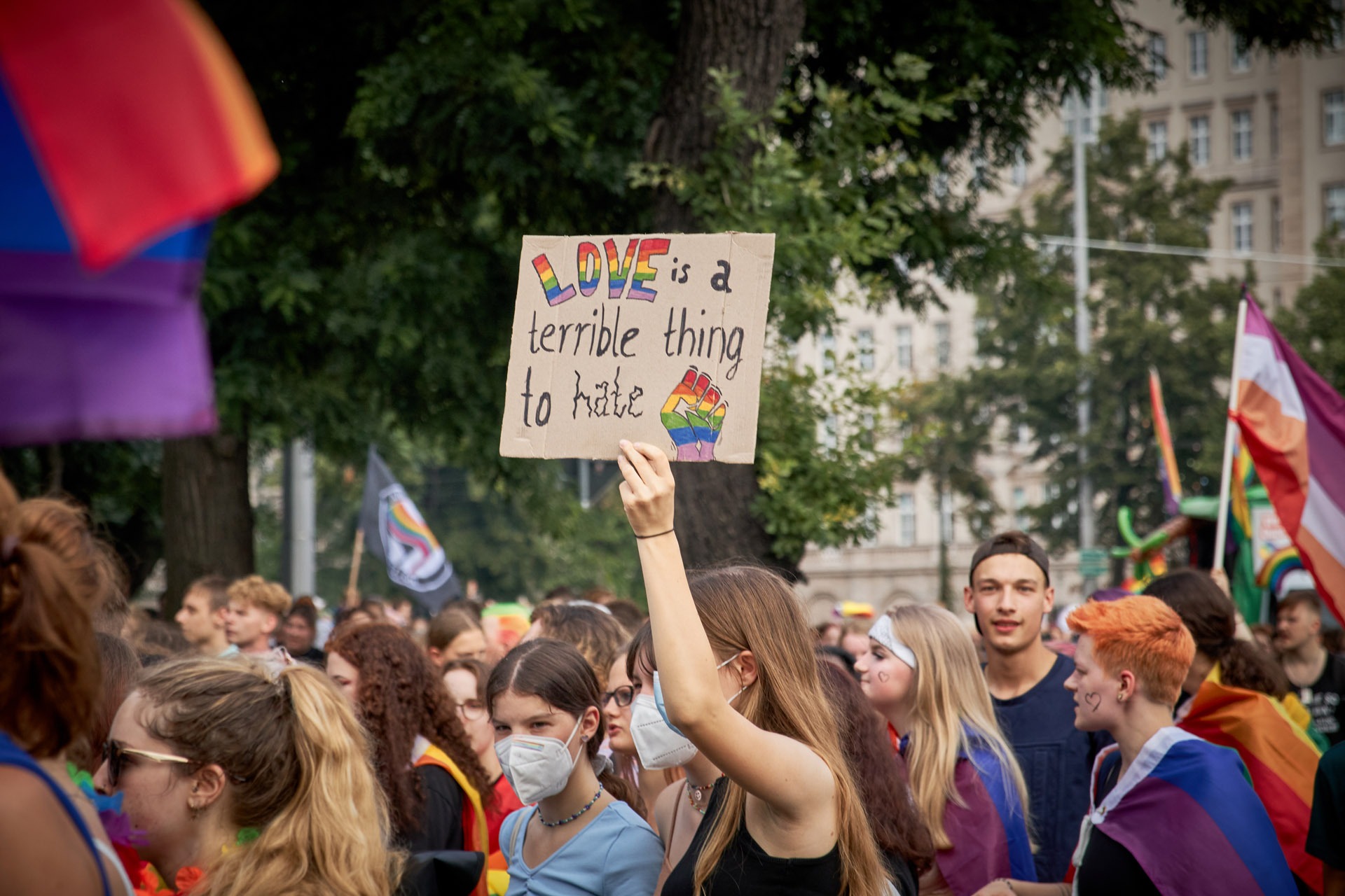 Demo-Schild mit der Aufschrift "Love is a terrible thing to hate"