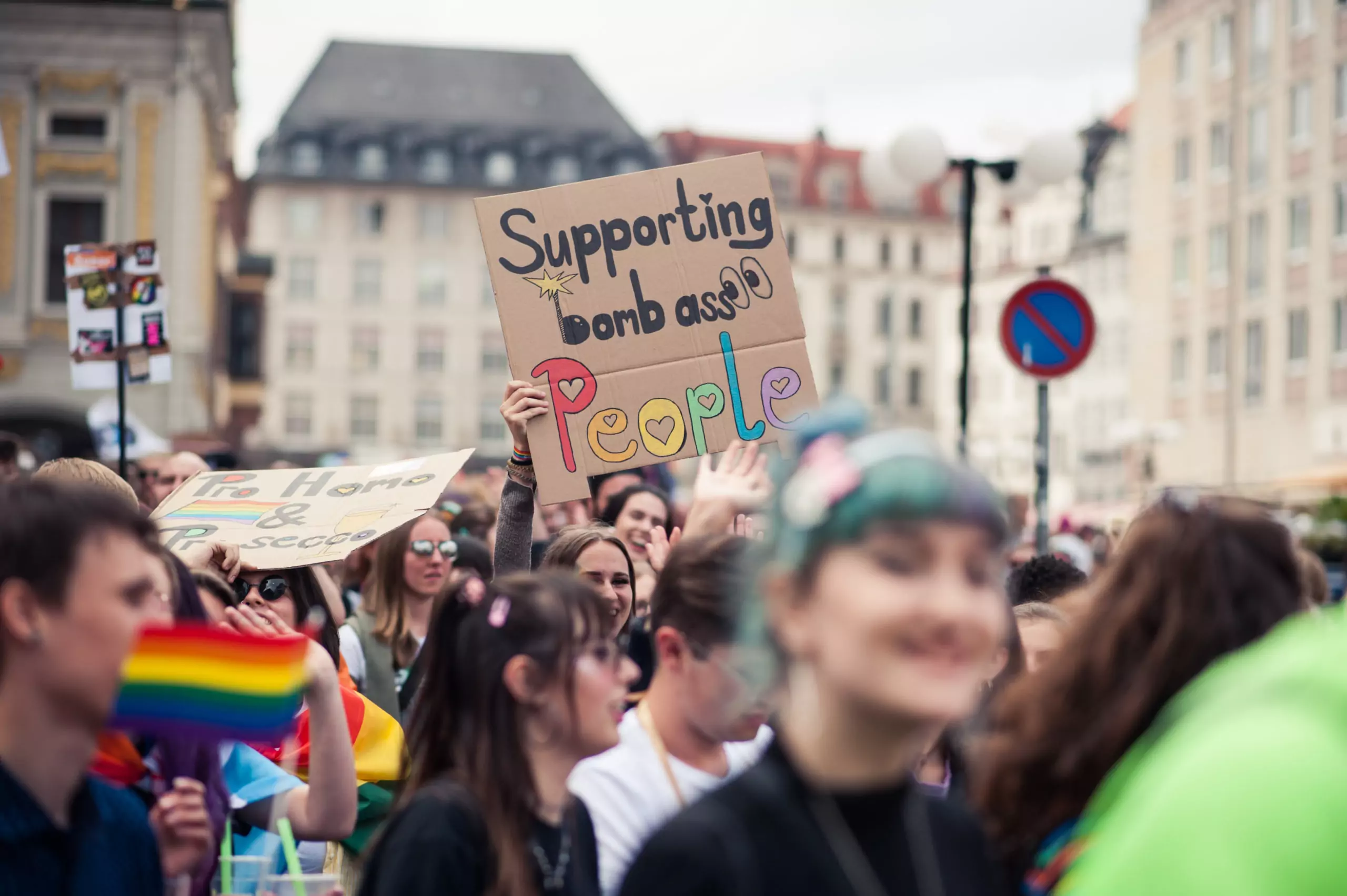 Schild mit der Aufschrift "Supporting bomb ass people" bei der CSD Demo 2019