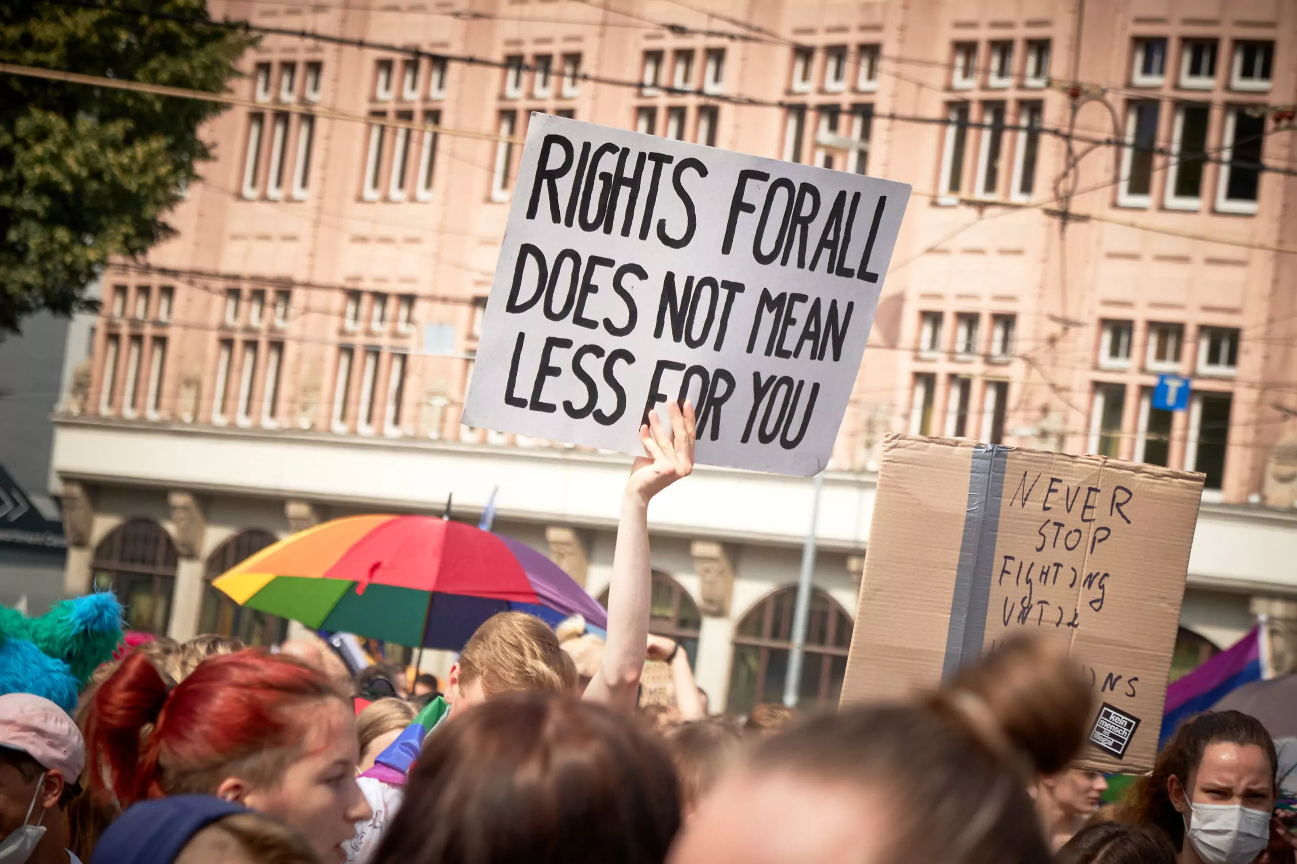 Schild mit der Aufschrift "Rights for all does not mean less for you" beim CSD 2021