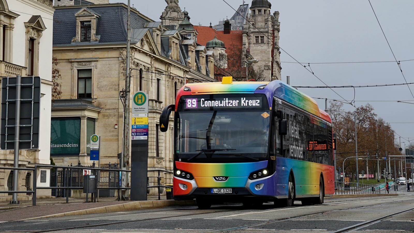 Regenbogen-Bus der Leipziger Verkehrsbetriebe vor dem Neuen Rathaus