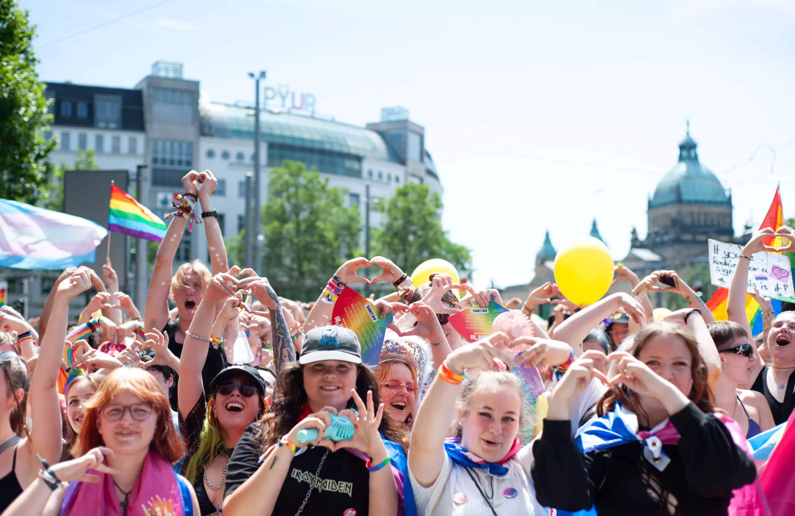 CSD-Teilnehmer:innen formen Herzen vor dem Bundesverwaltungsgericht