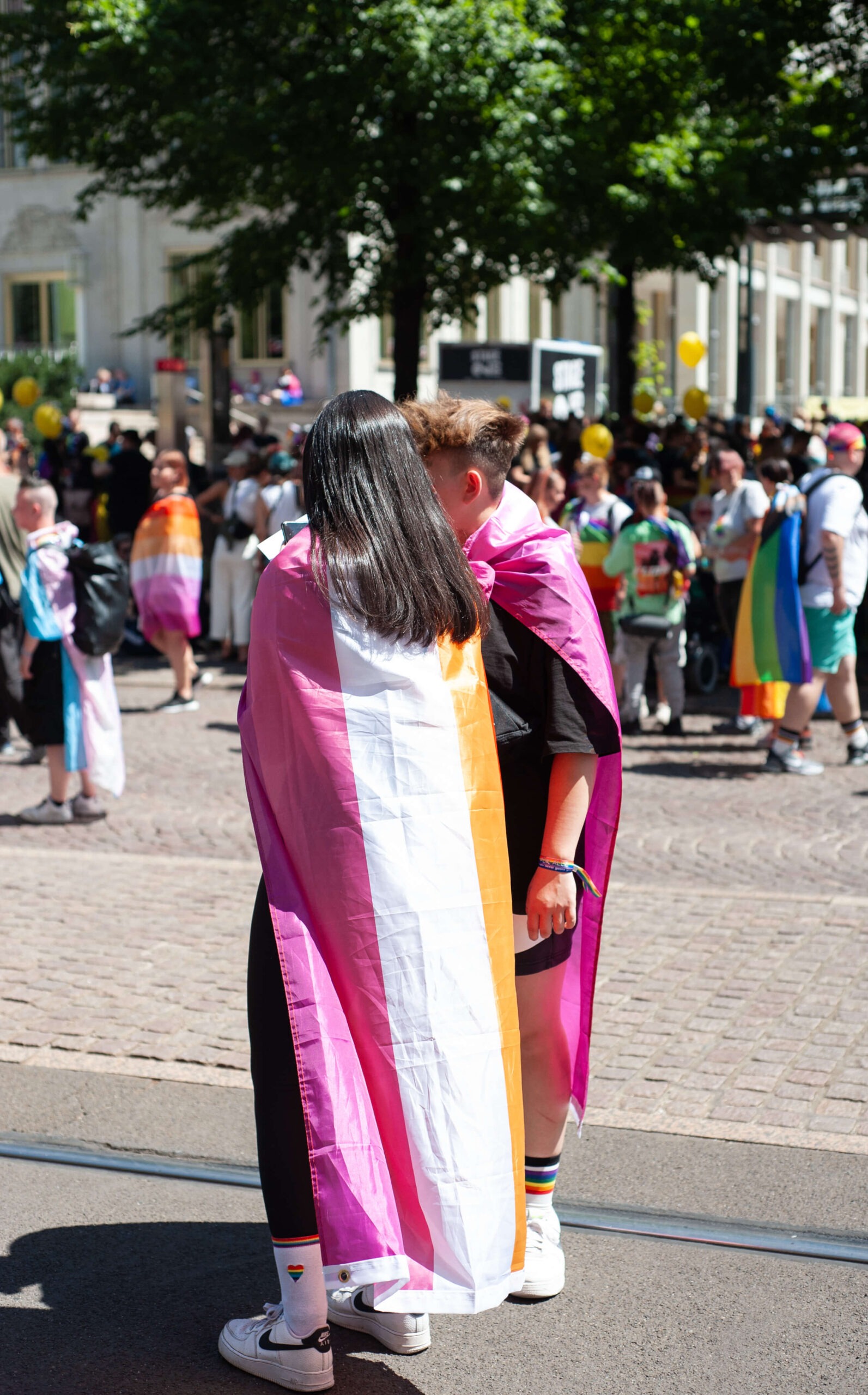 Demo-Teilnehmer:innen 2023 mit Lesbian Flags