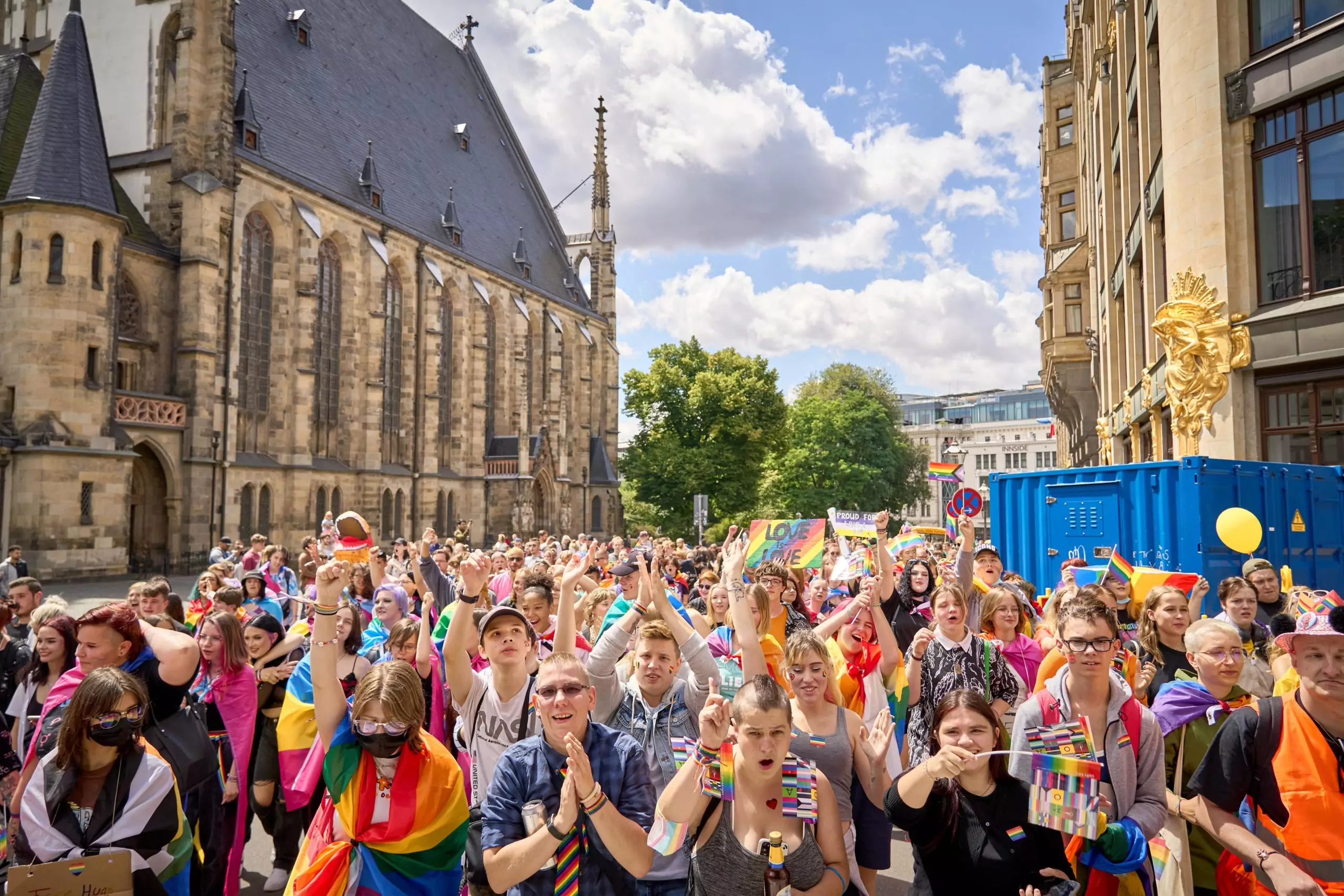Blick vom CSD-Truck in die Menge der Demo-Teilnehmer:innen