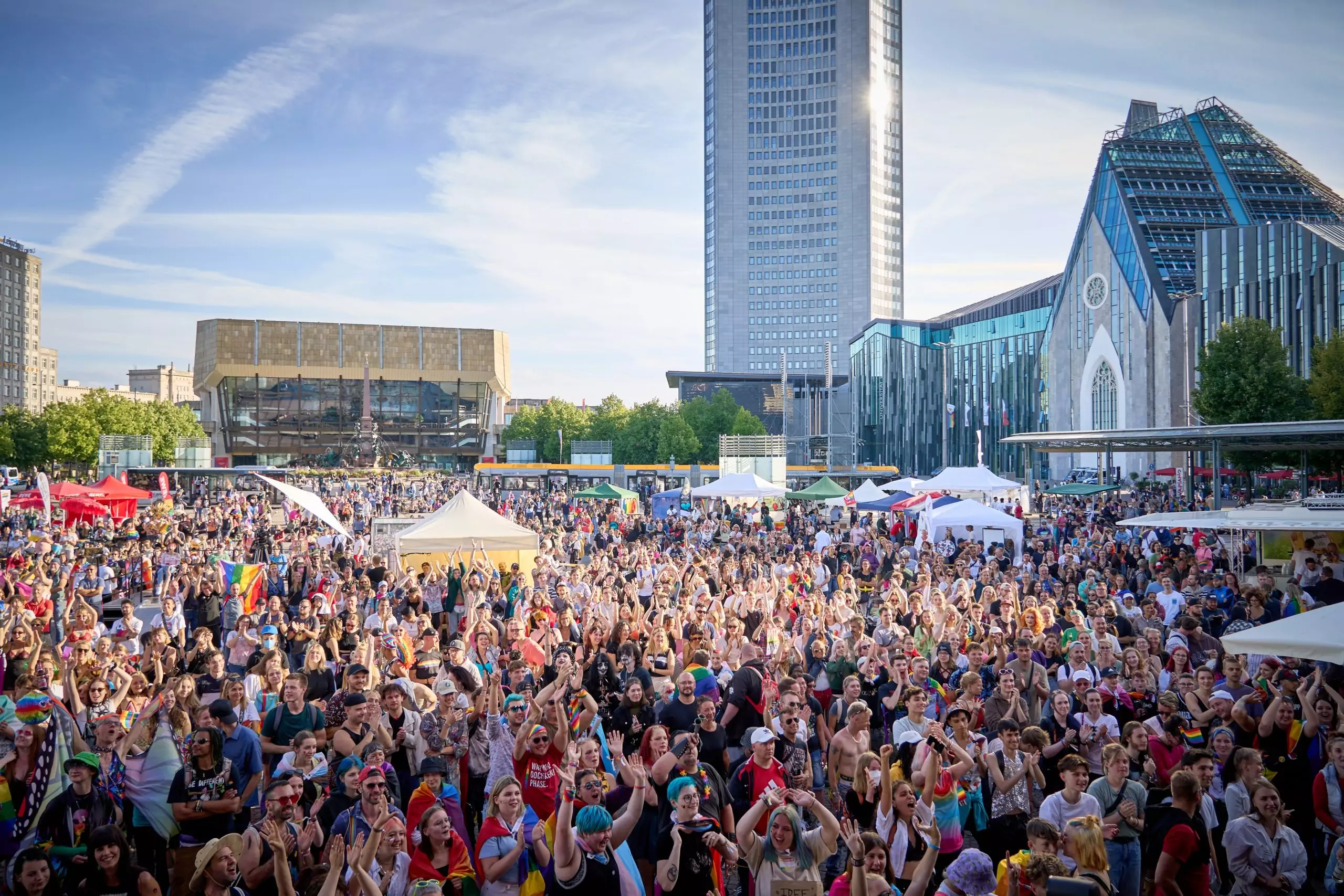 Blick über den gut gefüllten Augustusplatz beim Straßenfest 2022