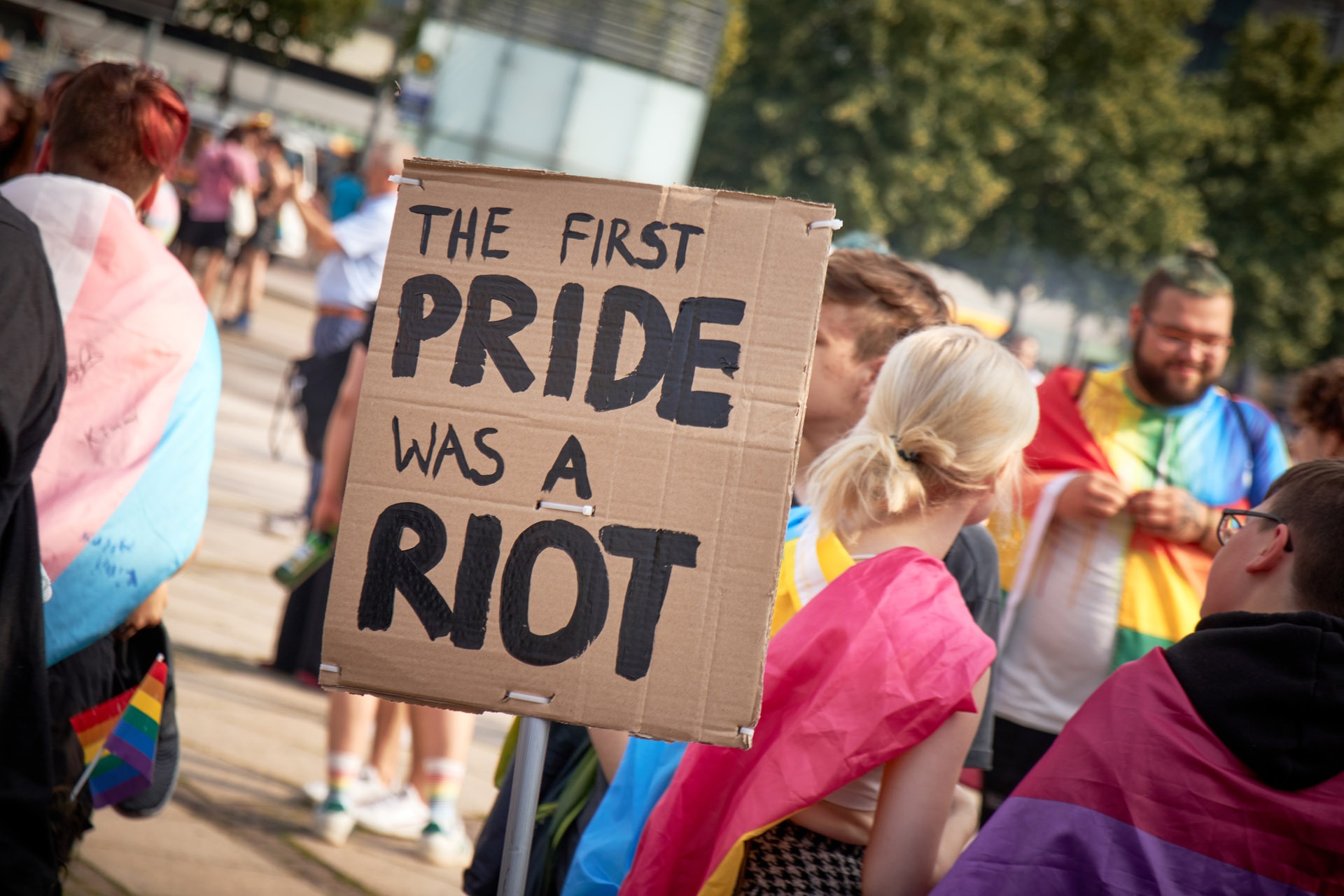 Schild mit der Aufschrift "The first Pride was a riot" beim CSD 2021