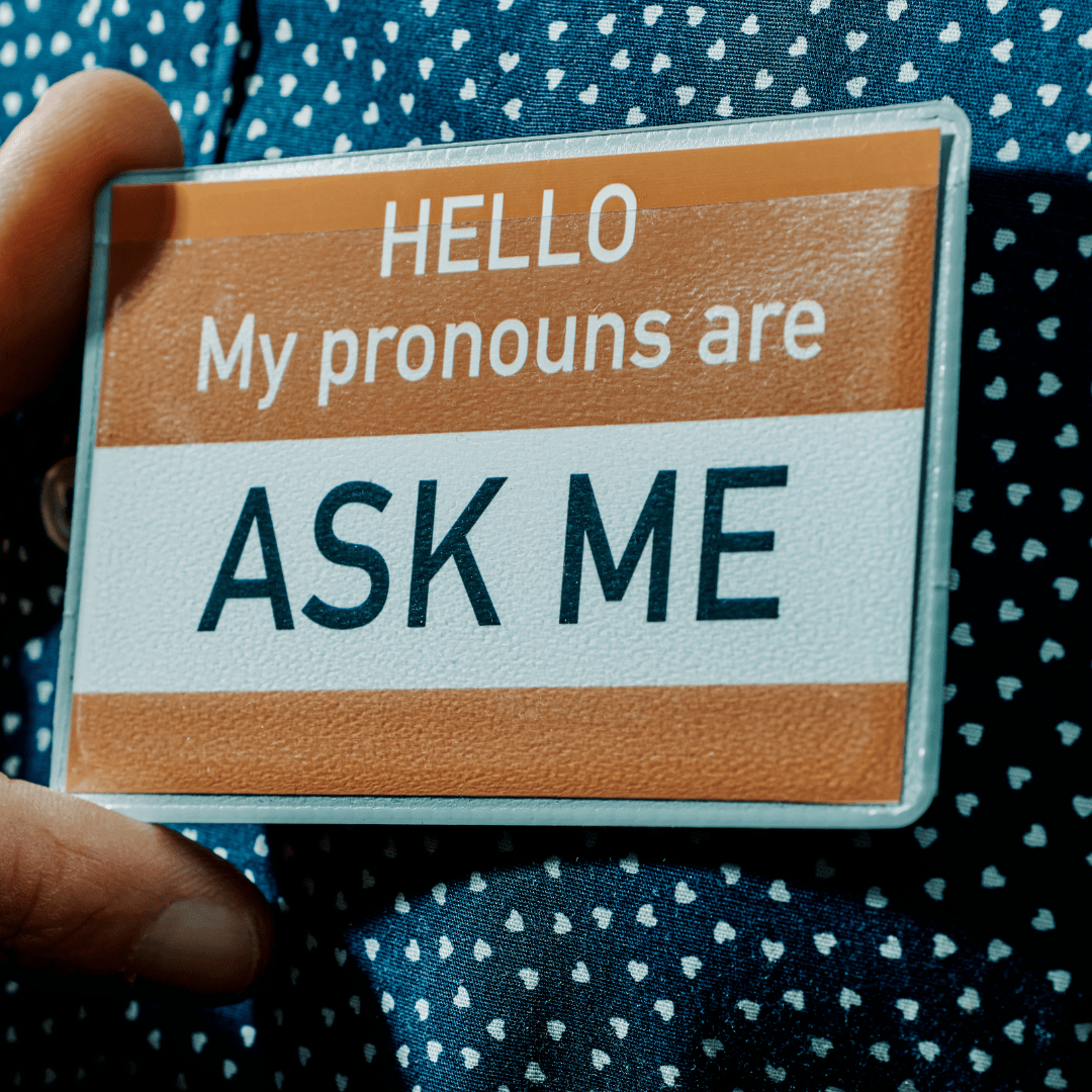 Namensschild mit der Aufschrift: HELLO, My pronouns are ASK ME"