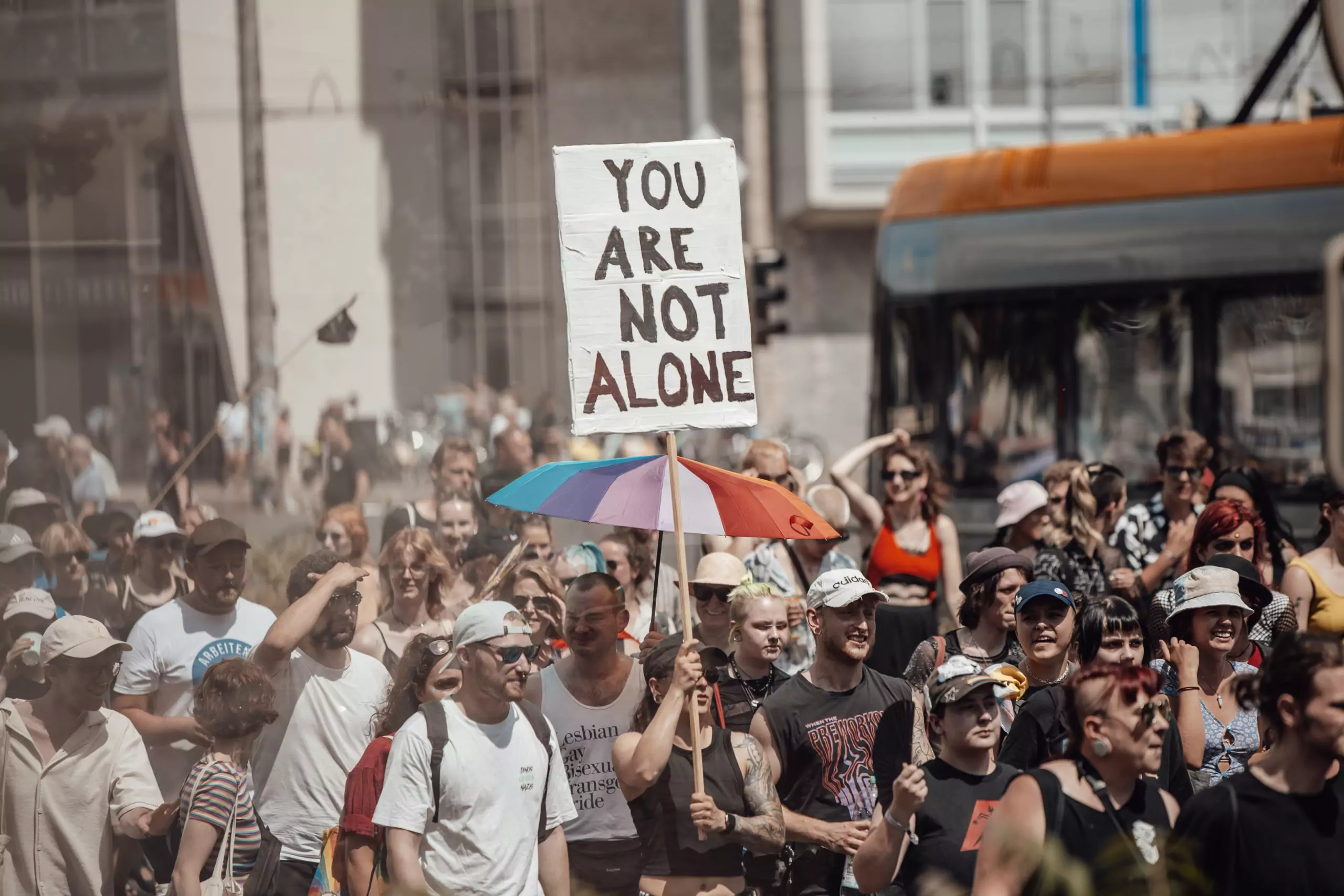Schild mit der Aufschrift "You are not alone" bei der CSD-Demo 2023