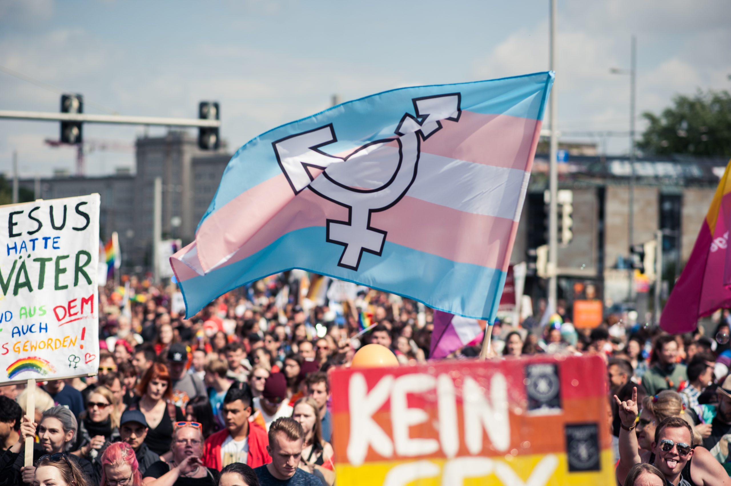 Eine große Transflagge wird bei der CSD Demo 2019 geschwenkt
