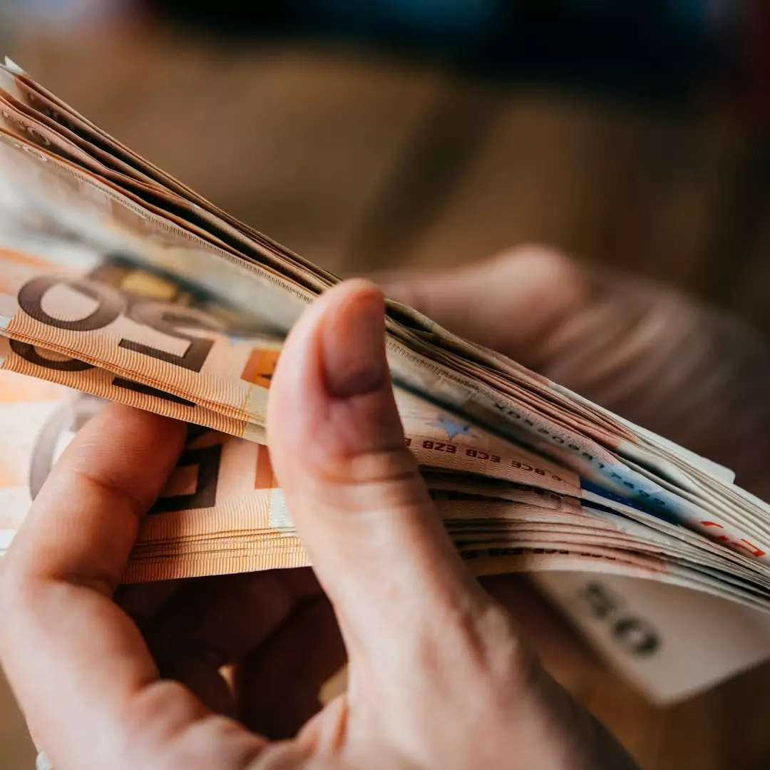 Geldscheine werden gezählt