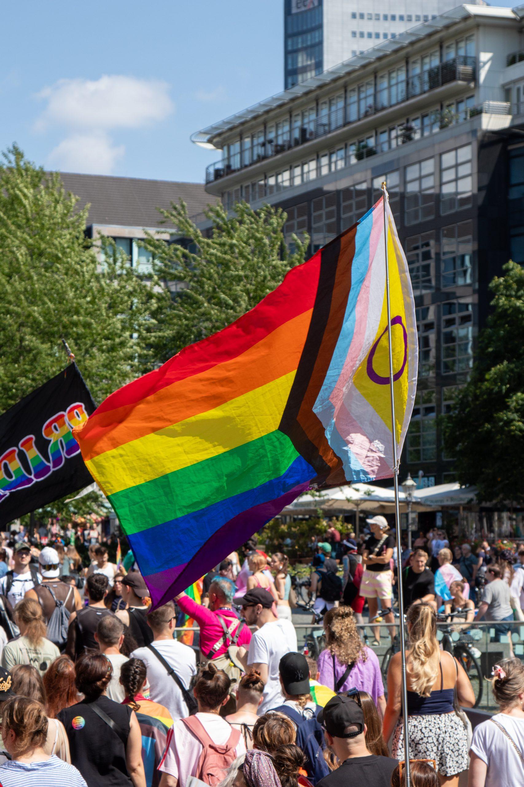 Pride flag auf der CSD-Demo 2026